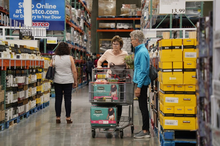 Customers shop at a supermarket in Foster City, California, U.S., September 13, 2023. /Xinhua