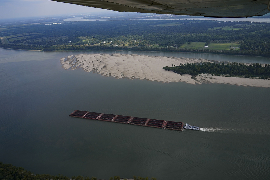 An aerial photo shows a tugboat pushing barges navigates around a sandbar during low water levels on the Mississippi River in Livingston Parish, Louisiana, U.S., September 14, 2023. /CFP