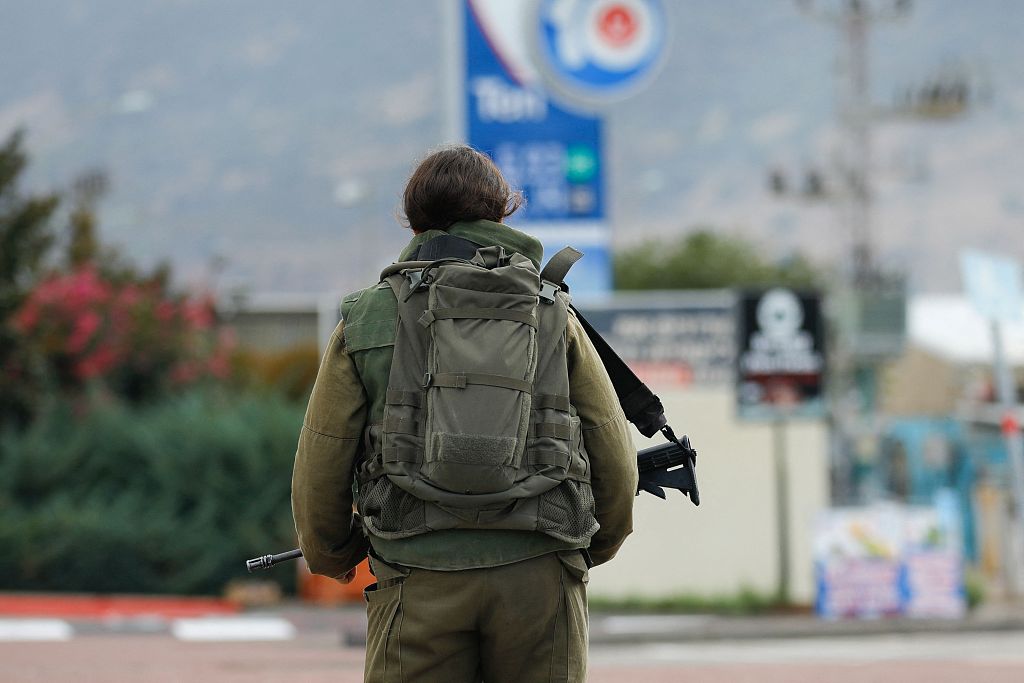An Israeli soldier patrols the northern city of Kiryat Shmona near the Lebanon border, October 20, 2023. /CFP