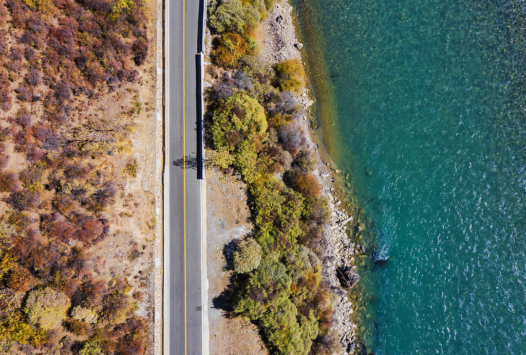 An aerial photo shows the National Highway 318 (G318) in southwest China's Xizang Autonomous Region. /CFP