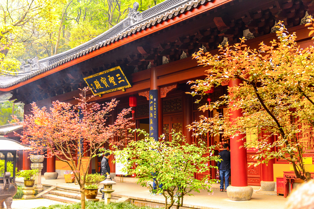 A view of the Lingyin Temple in Hangzhou, Zhejiang Province. /IC