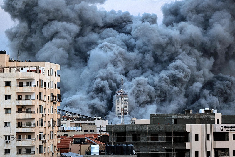 A plume of smoke rises above buildings during an Israeli air strike in Gaza City, Palestinian Territories, October 7, 2023. /CFP
