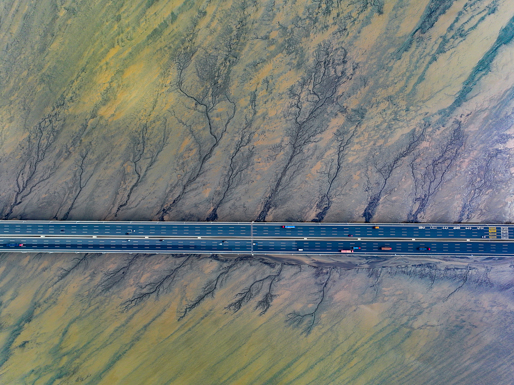 An aerial photo taken on October 22, 2023, near the Jiashao Bridge in Huangwan Town, Haining City, Zhejiang Province, shows the breathtaking view that emerged on the tidal flats of the Qiantang River. /CFP