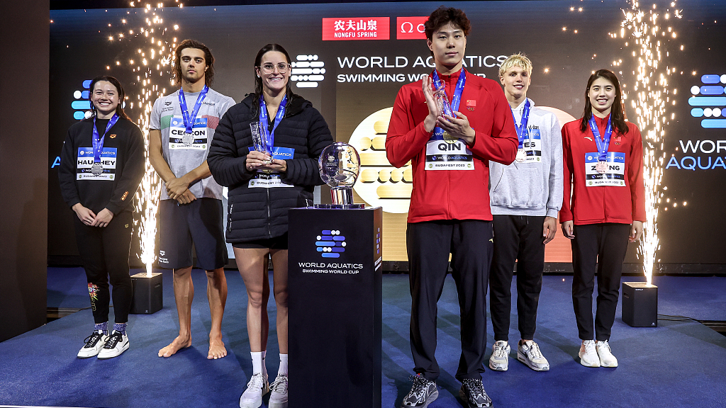 Kaylee McKeown and Qin Haiyang (C) receive their awards of Best Swimmer of the Year in Budapest, Hungary, October 22, 2023. /CFP
