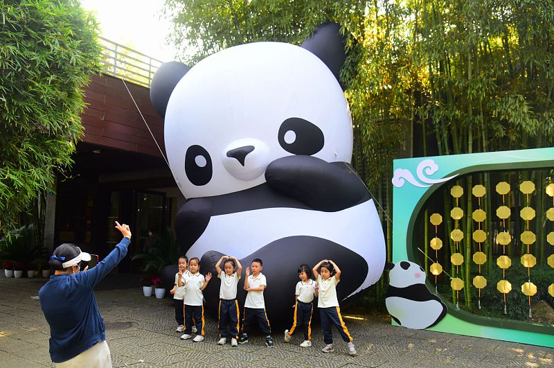 Children take photos with a giant panda sculpture at the Han Meilin Art Museum in Hangzhou City, Zhejiang Province, October 24, 2023. /CFP