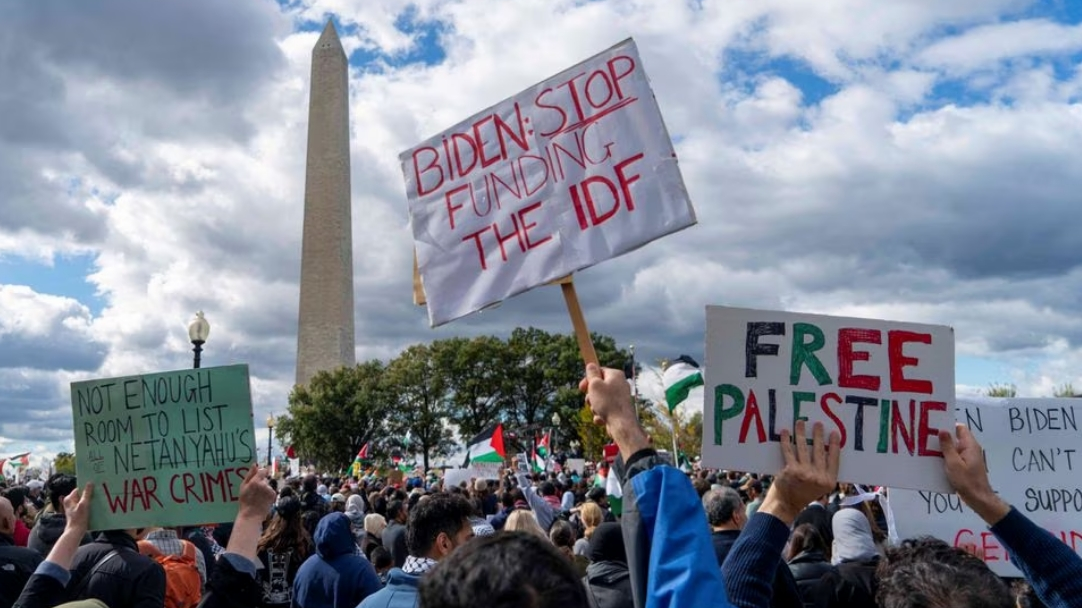 People gather for a rally held by American Muslims for Palestine calling for a ceasefire in Gaza at the Washington Monument in Washington, D.C., U.S., October 21, 2023. /Reuters