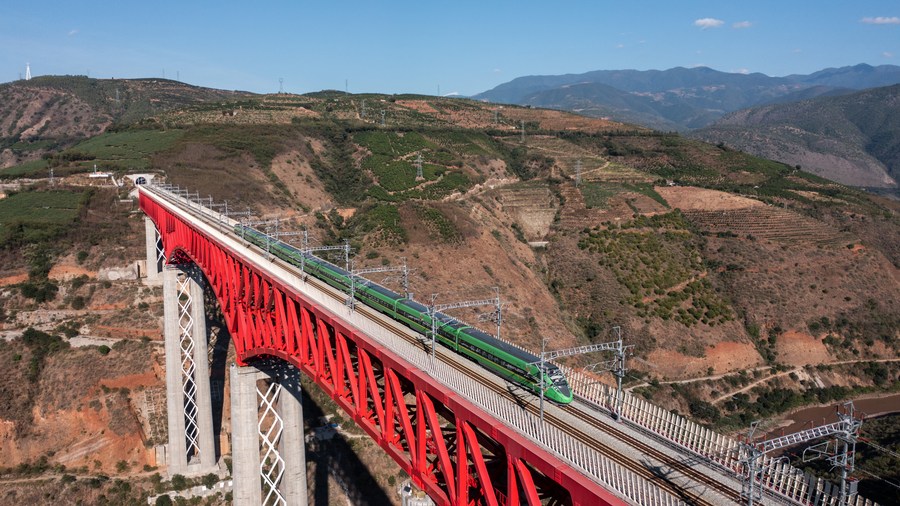 A Fuxing bullet train running on the Yuanjiang bridge of the China-Laos Railway in southwest China's Yunnan Province, November 23, 2022. /Xinhua