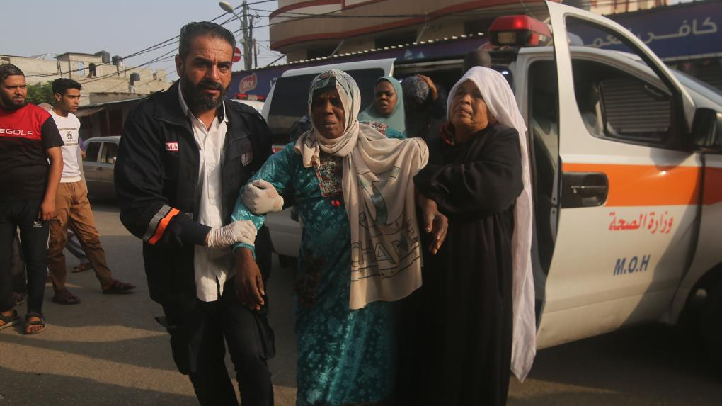 People transfer the injured to a hospital after Israeli airstrikes in the southern Gaza Strip city of Rafah, October 24, 2023. /Xinhua