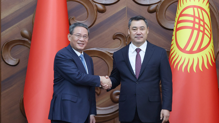 Chinese Premier Li Qiang (L) meets with Kyrgyz President Sadyr Japarov in Bishkek, Kyrgyzstan, October 25, 2023. /Xinhua