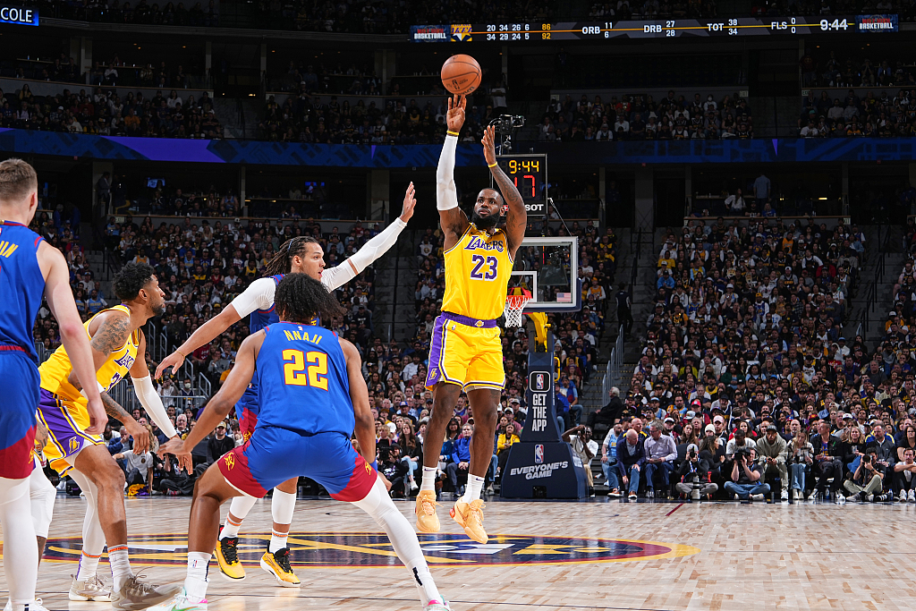 LeBron James (#23) of the Los Angeles Lakers shoots in the game against the Denver Nuggets at Ball Arena in Denver, Colorado, October 24, 2023. /CFP