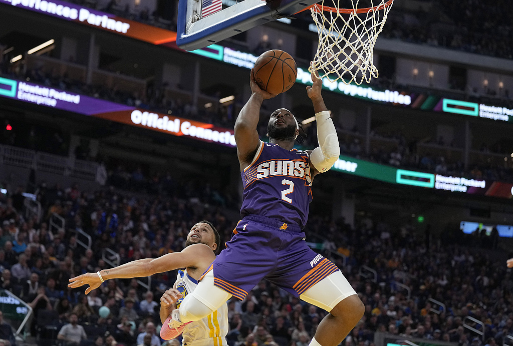 Josh Okogie (#2) of the Phoenix Suns drives toward the rim in the game against the Golden State Warriors at Chase Center in San Francisco, California, October 24, 2023. /CFP