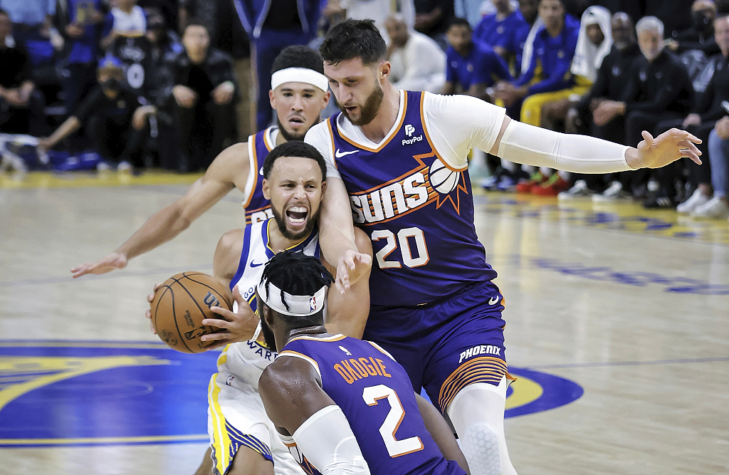 Stephen Curry (C) of the Golden State Warriors is surrounded by three defenders of the Phoenix Suns in the game at Chase Center in San Francisco, California, October 24, 2023. /CFP
