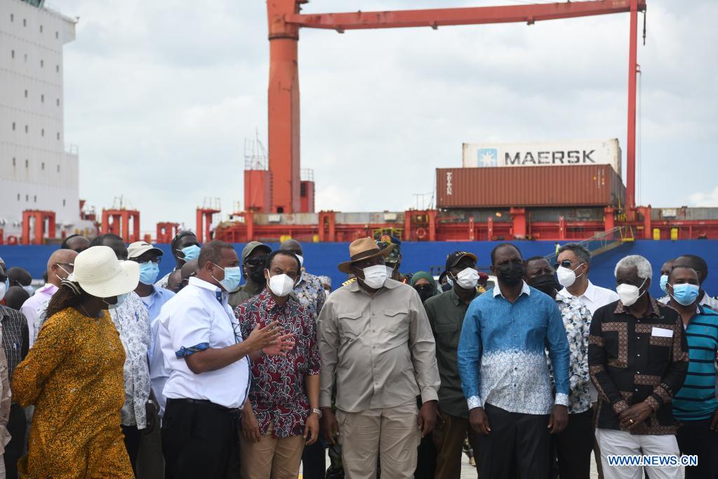 Kenya's President Uhuru Kenyatta (3rd R, front) witnesses the initial operation of the China-built Lamu Port, part of Kenya's bid to become the major trade hub in East Africa, May 20, 2021. /Xinhua