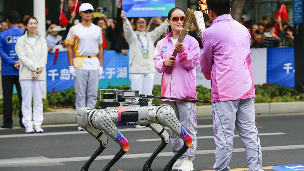 The intelligent guide dog during the torch relay of the 4th Asian Para Games in Hangzhou, Zhejiang Province, China, October 19, 2023. /CFP