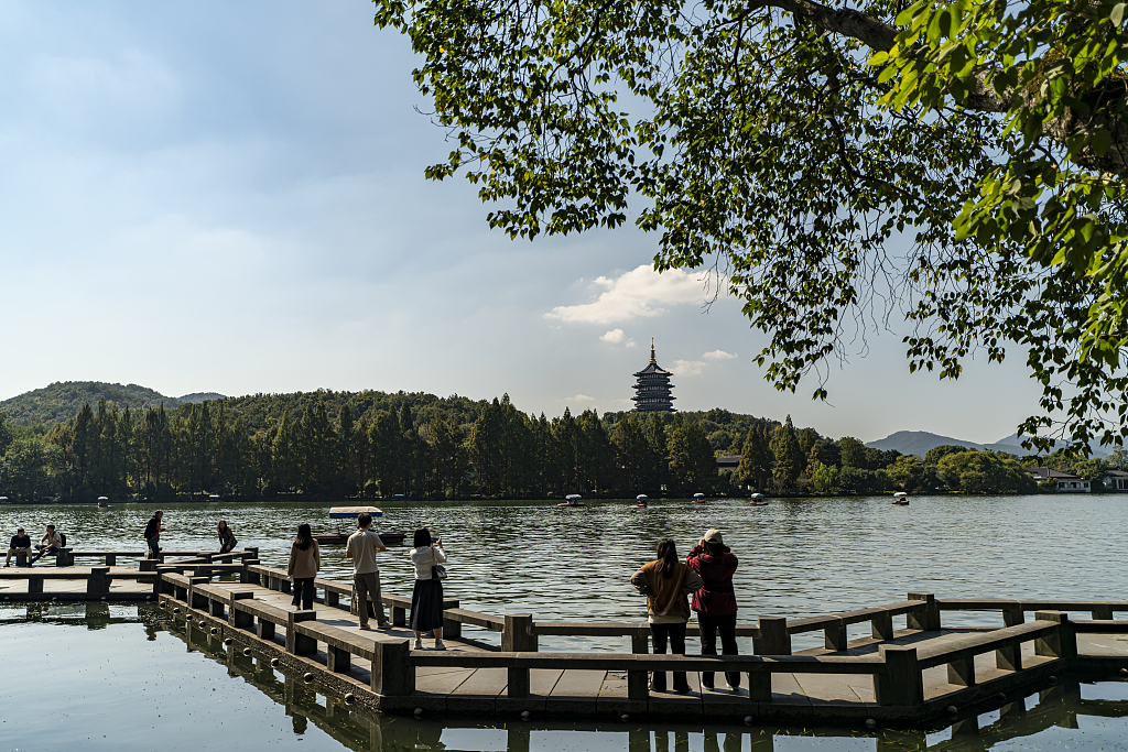 People admire the beaty of West Lake in Hangzhou, Zhejiang Province, October 21, 2023. /CFP