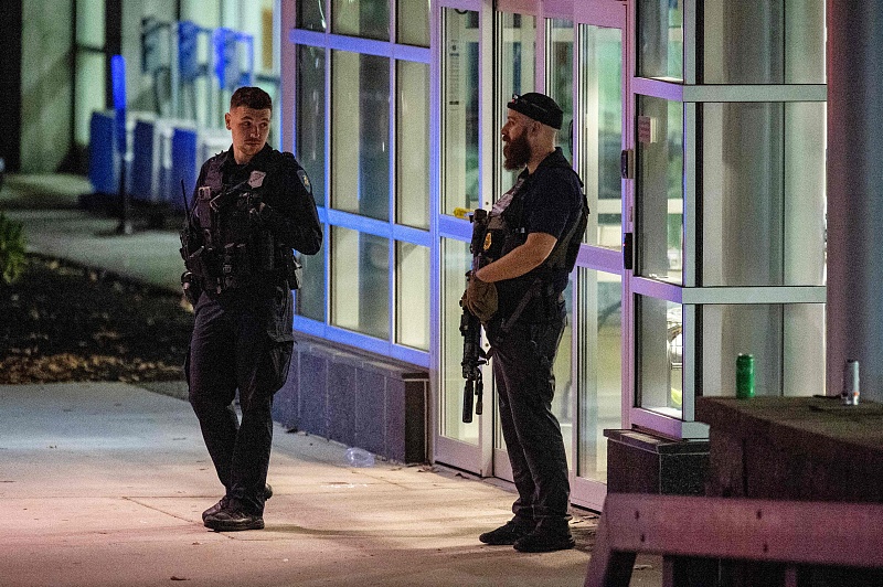 Armed law enforcement officials guard the ambulance entrance to the Central Maine Medical Center in Lewiston, U.S., October 26, 2023. /CFP