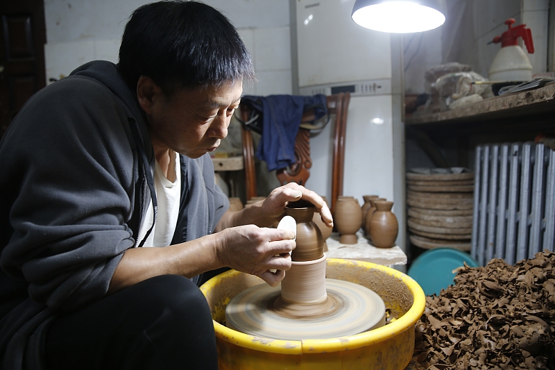 An artisan creates painted pottery at a workshop in Mianchi County, Henan Province, October 18, 2023. /CFP