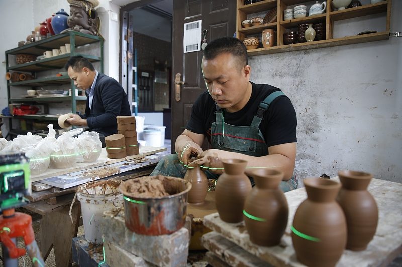 Artisans create painted pottery at a workshop in Mianchi County, Henan Province, October 18, 2023. /CFP