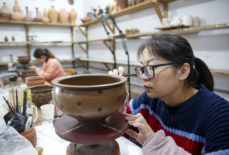 Artisans create painted pottery at a workshop in Mianchi County, Henan Province, October 18, 2023. /CFP