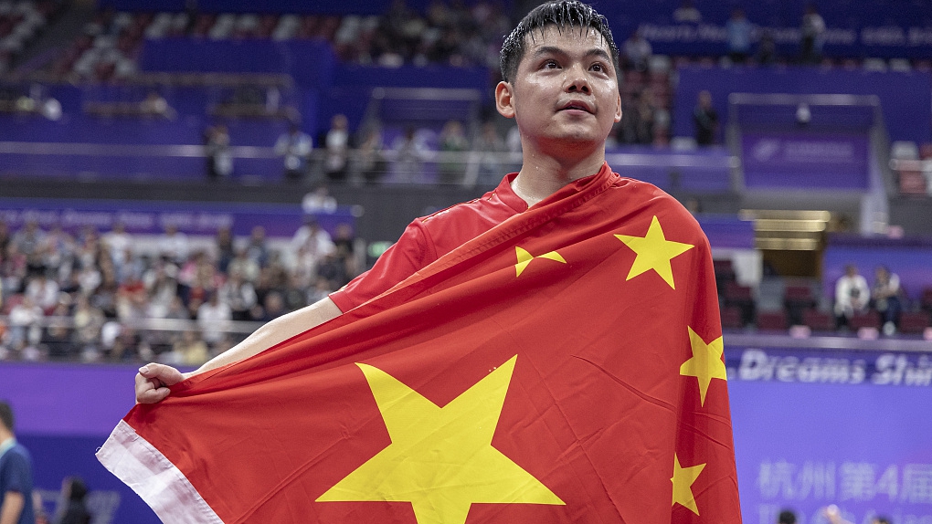 Zhao Shuai wrapped in China's flag after winning the table tennis men's singles Class 8 final at the 4th Asian Para Games in Hangzhou, Zhejiang Province, China, October 25, 2023. /CFP