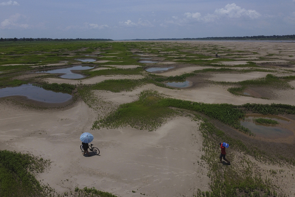 Residents of a riverside community carry food and containers of drinking water, Careiro da Varzea, Amazonas state, Brazil, October 24, 2023. /CFP