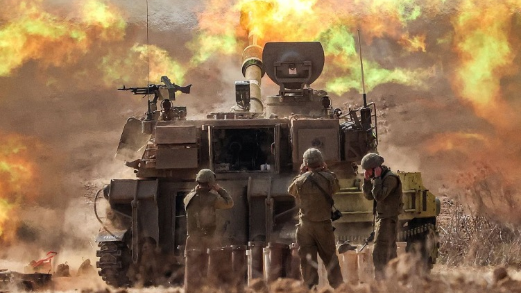 An Israeli army self-propelled howitzer fires rounds near the border with Gaza in southern Israel, October 11, 2023. /CFP