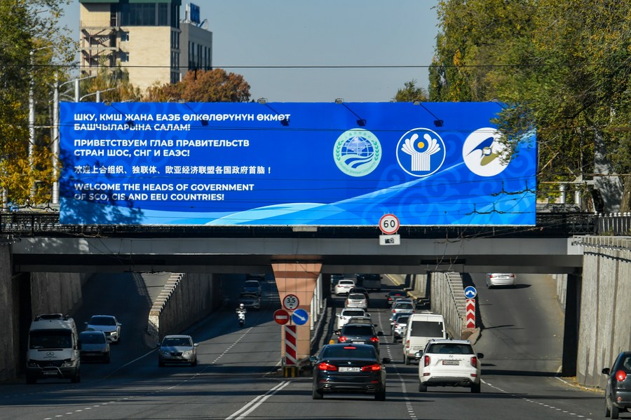 A poster welcoming the heads of government of the Shanghai Cooperation Organization (SCO), the Commonwealth of Independent States (CIS) and the Eurasian Economic Union (EEU) countries is displayed in Bishkek, capital of Kyrgyzstan, October 25, 2023. /Xinhua
