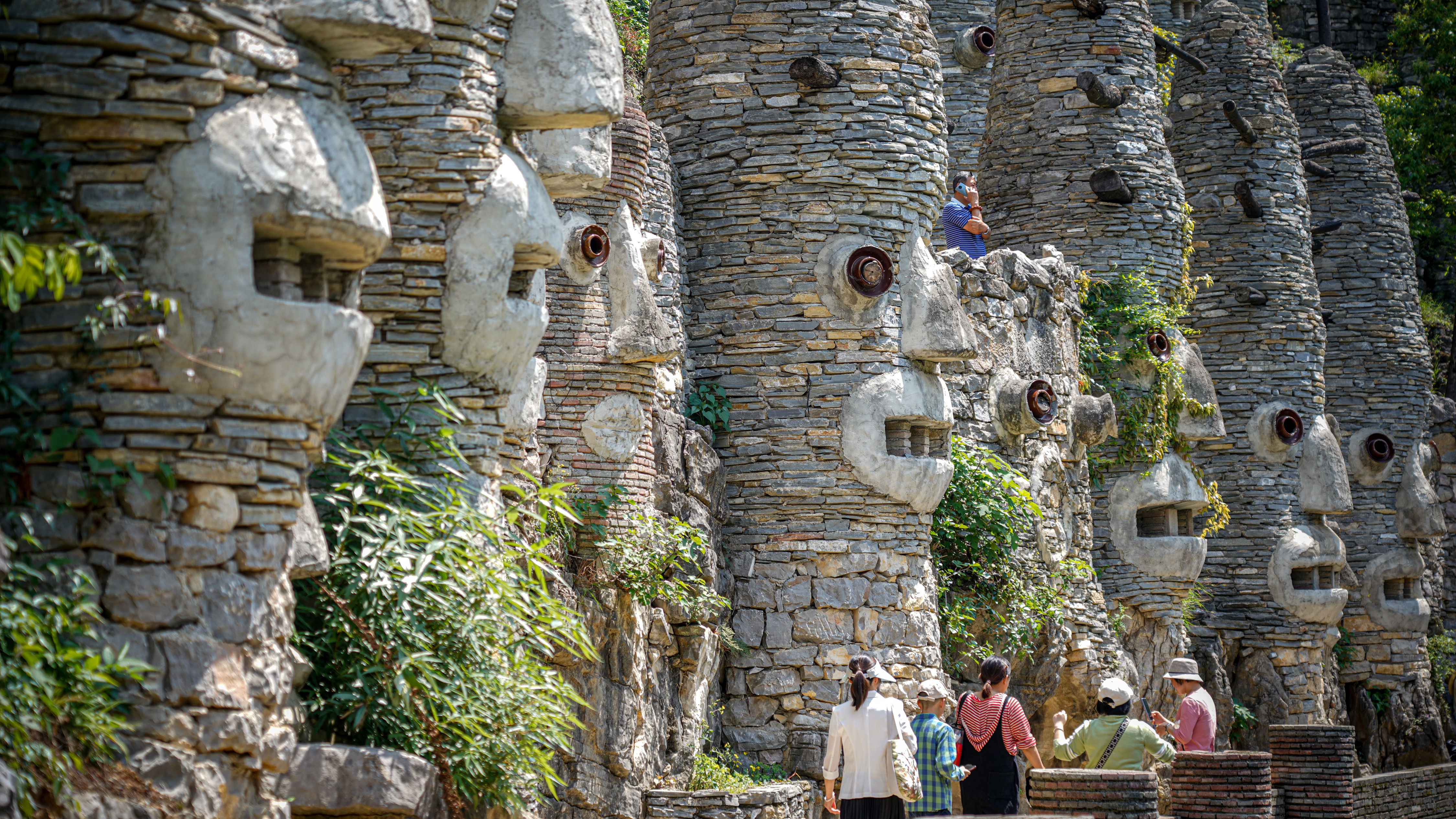 Sculptures featuring exaggerated human faces in the Yelang Valley in southwest China's Guizhou Province are shown in this photo taken on October 26, 2023. /IC