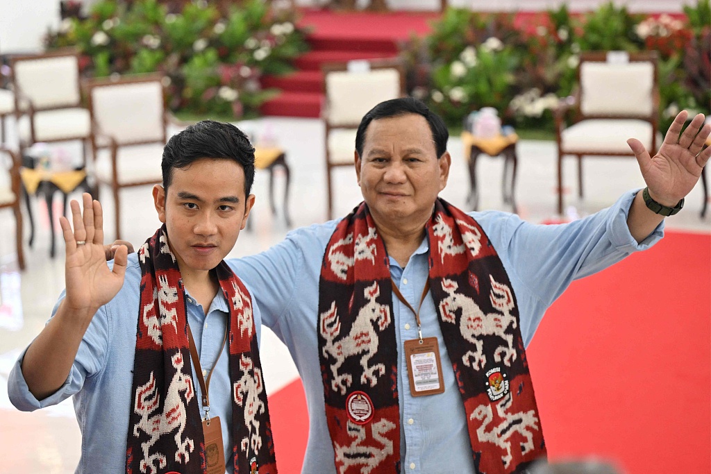 Indonesian presidential candidate Prabowo Subianto (right) and vice presidential candidate and Indonesian President Joko’s eldest son Gibran register to participate in the 2024 general election. /CFP