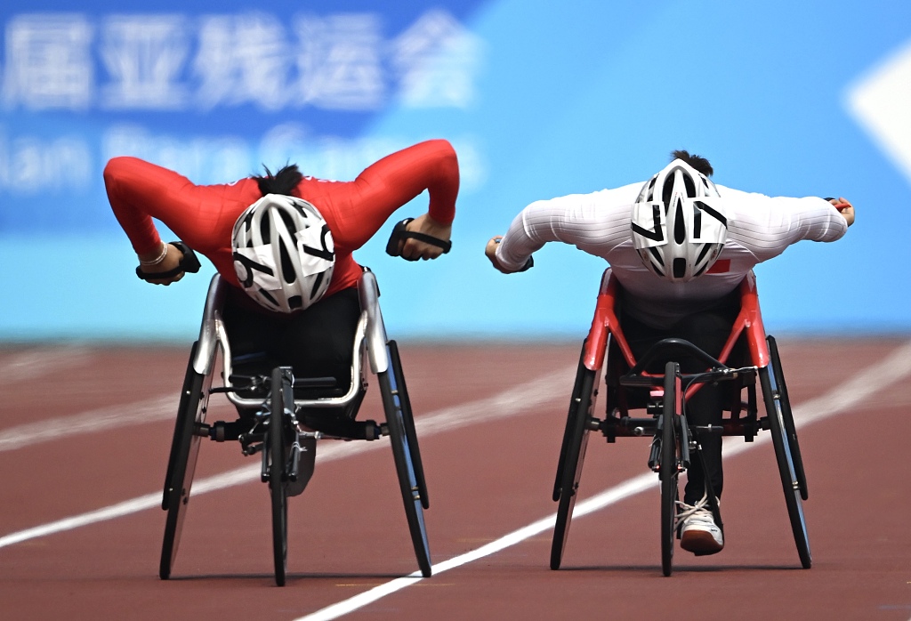 China's Tian Yajuan (L) during the women's 800m-T54 final at the 4th Asian Para Games in Hangzhou, Zhejiang Province, China, October 26, 2023. /CFP