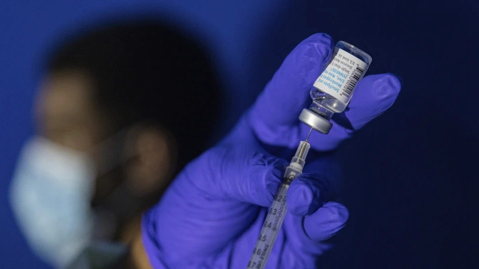 A family nurse practitioner prepares a syringe with the Mpox vaccine for inoculating a patient at a vaccination site in the Brooklyn borough of New York, August. 30, 2022. /AP