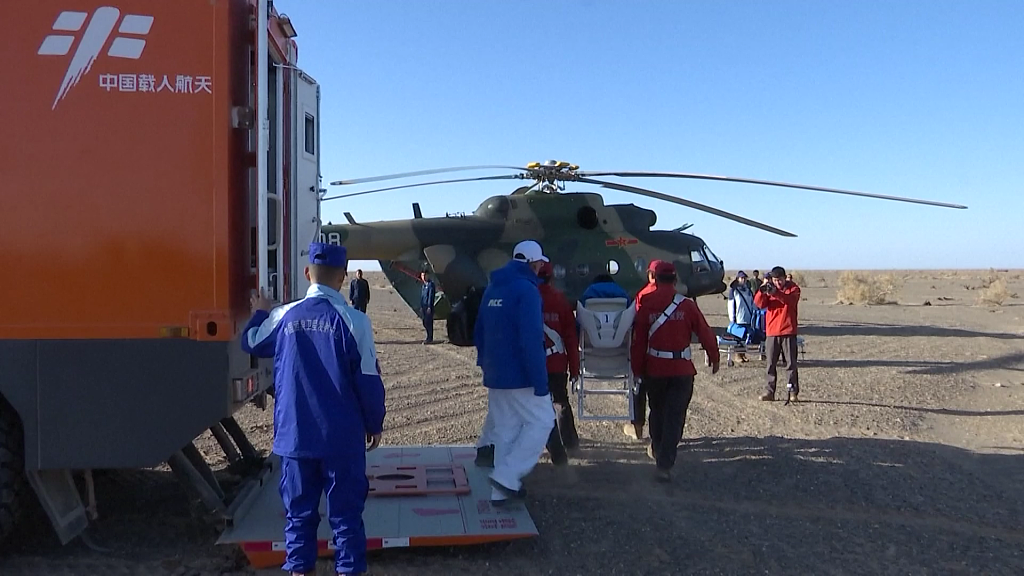 Supporting personnel at the Dongfeng Landing Site get ready for the return of Shenzhou-16 crew, Gobi Desert in north China's Inner Mongolia Autonomous Region, October 27, 2023. /CFP