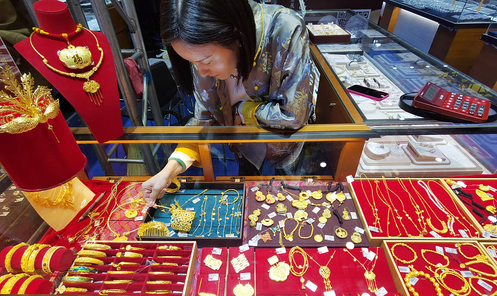 This photo taken on October 26, 2023 shows gold necklaces, bracelets, and accessories at the 2023 China International Jewelry Fair in Beijing. /CFP