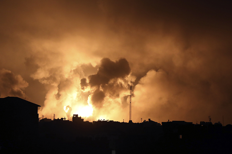 Explosions caused by Israeli airstrikes in the northern Gaza Strip, October 27, 2023. /CFP