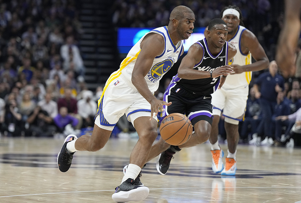 Chris Paul (#3) of the Golden State Warriors penetrates in the game against the Sacramento Kings at Golden 1 Center in Sacramento, California, October 27, 2023. /CFP
