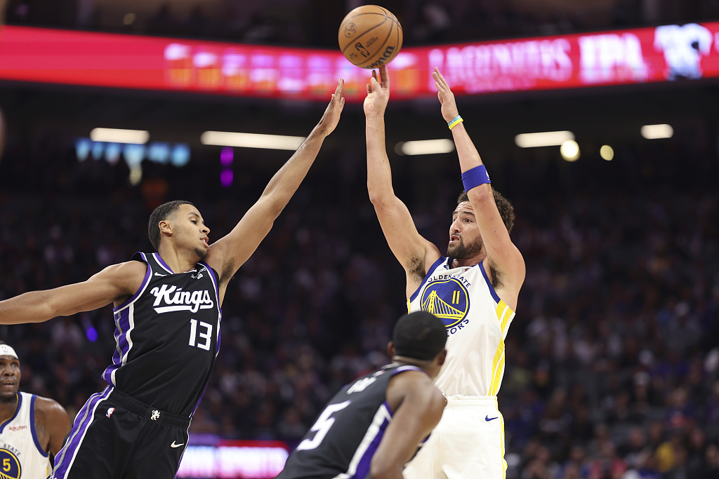 Klay Thompson (#11) of the Golden State Warriors shoots in the game against the Sacramento Kings at Golden 1 Center in Sacramento, California, October 27, 2023. /CFP