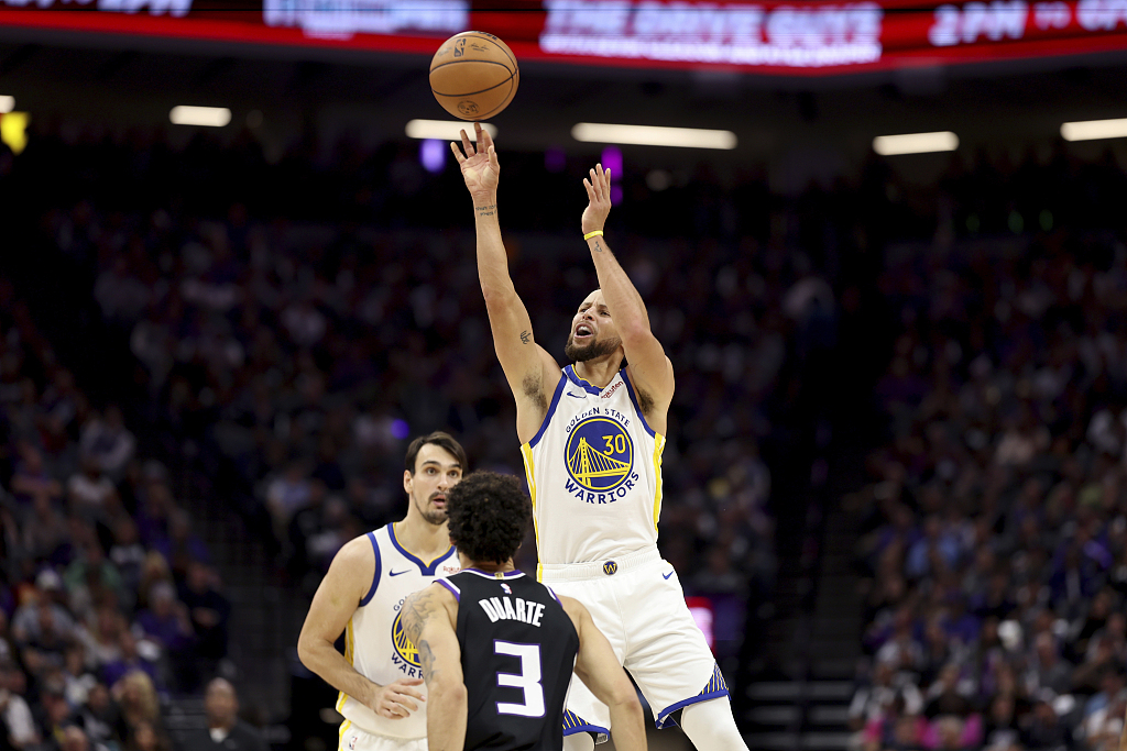 Stephen Curry (#30) of the Golden State Warriors shoots in the game against the Sacramento Kings at Golden 1 Center in Sacramento, California, October 27, 2023. /CFP