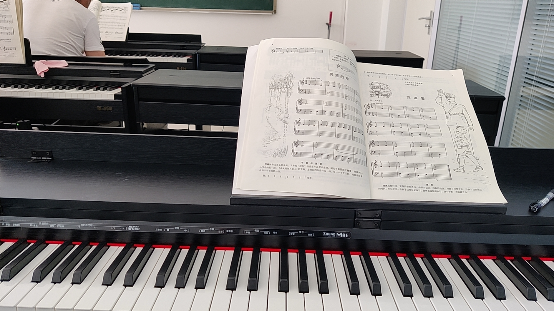 Zhou likes learning electrical piano at Fengtai District University for the Aged in Fengtai District, Beijing. /Photo courtesy of Zhou 