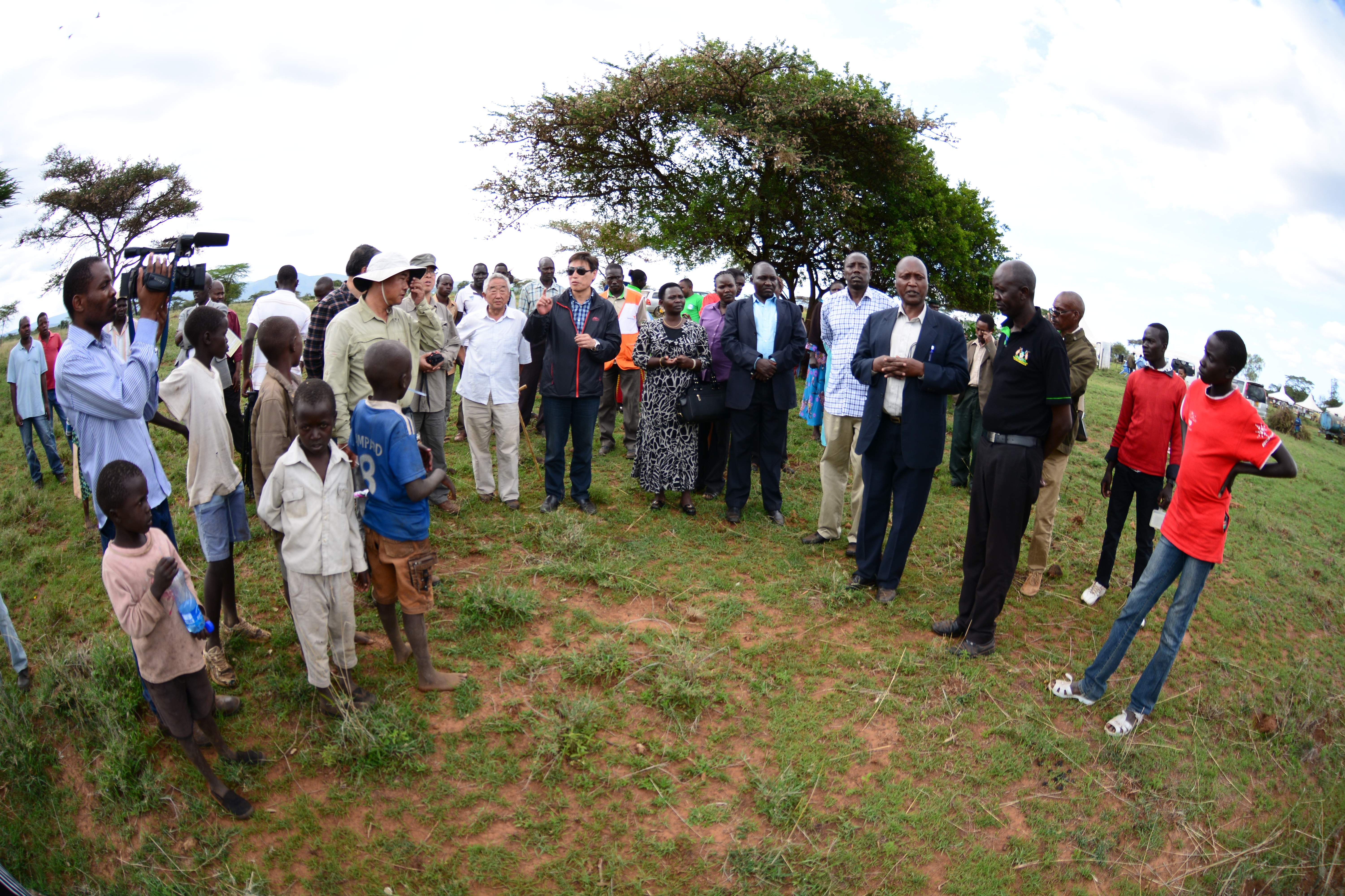 Lei Jiaqiang (C) discusses restoration techniques of degraded grasslands with local experts in Baringo County, Kenya, November 20, 2015. /Courtesy of Lei Jiaqiang