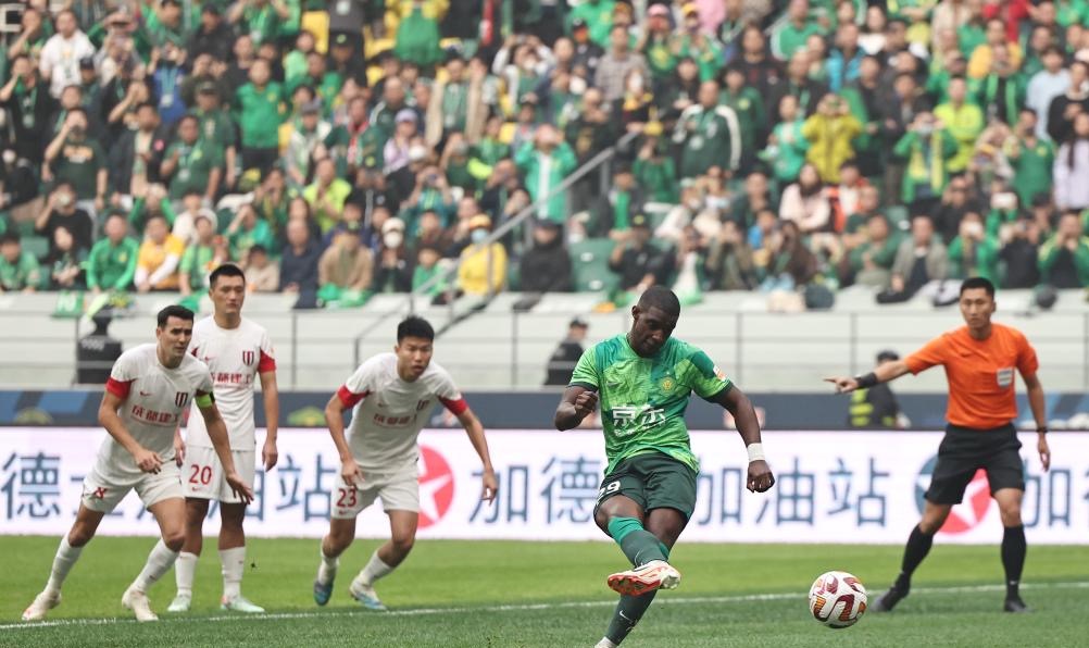 Beijing Guoan's Fabio Abreu scores a penalty during their Chinese Super League clash with Chengdu Rongcheng at the new Workers' Stadium in Beijing, China, October 29, 2023. /Beijing Guoan