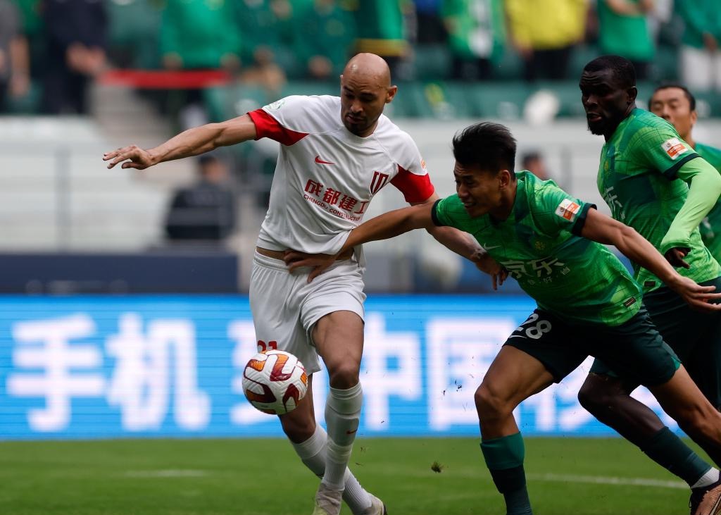 Chengdu Rongcheng's Felipe Sousa (L) during their Chinese Super League clash with Beijing Guoan at the new Workers' Stadium in Beijing, China, October 29, 2023. /Beijing Guoan