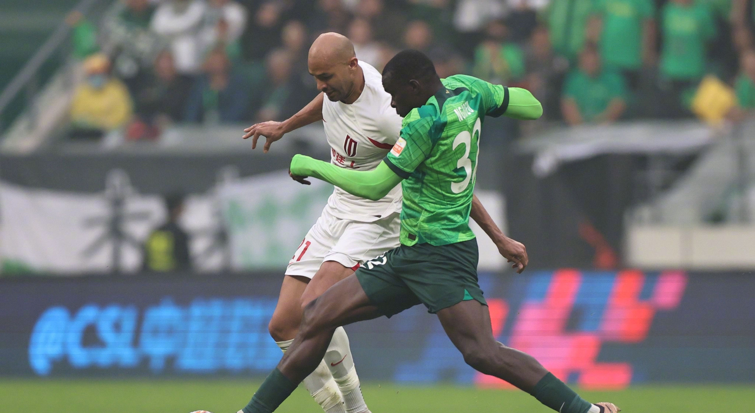 Beijing Guoan's Michael Ngadeu (R) during their Chinese Super League clash with Chengdu Rongcheng at the new Workers' Stadium in Beijing, China, October 29, 2023. /Beijing Guoan