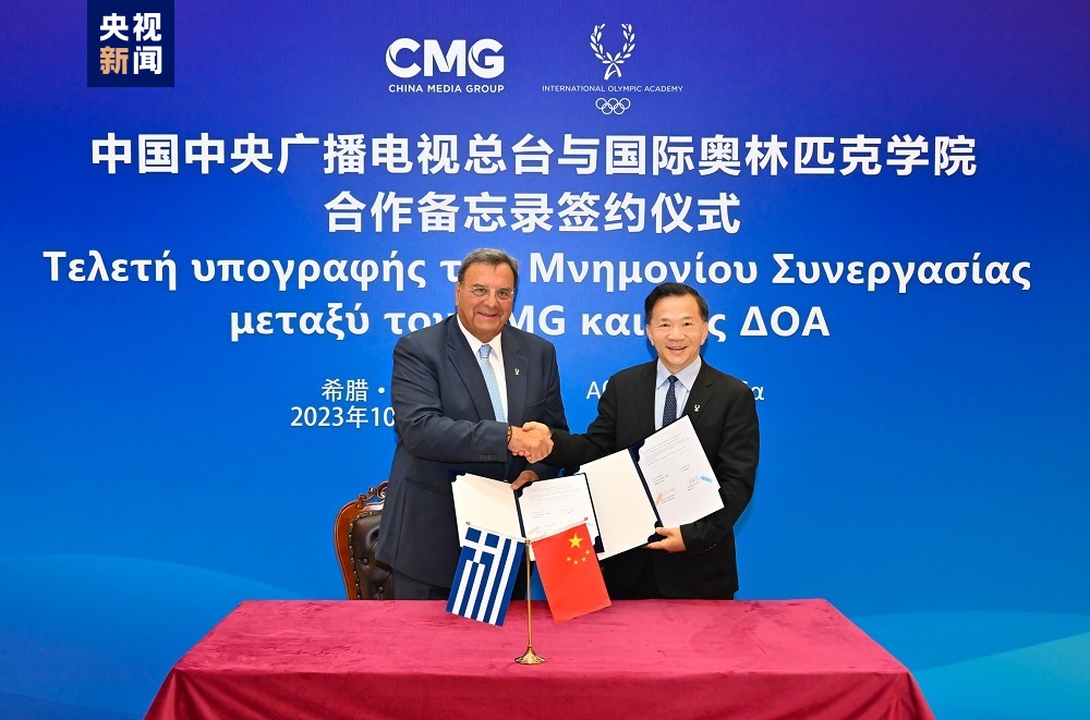 Shen Haixiong (R), president of China Media Group, signs a memorandum of cooperation with Isidoros Kouvelos, president of the International Olympic Academy in Athens, Greece, October 28, 2023. /CMG
