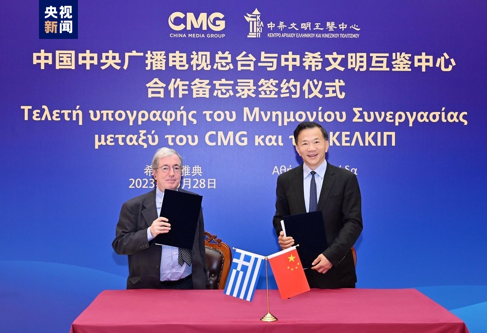 Shen Haixiong (R), president of China Media Group, signs a memorandum of cooperation with Stelios Virvidakis, head of the Greek board of directors at the Center of Chinese and Greek Ancient Civilizations in Athens, Greece, October 28, 2023. /CMG