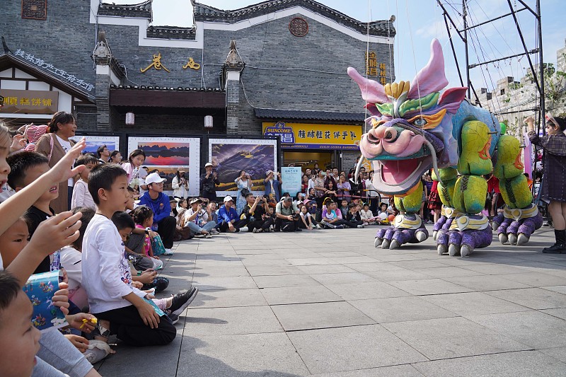 Puppet performers interact with visitors on East West Street in Guilin City, Guangxi Zhuang Autonomous Region, October 28, 2023. /CFP
