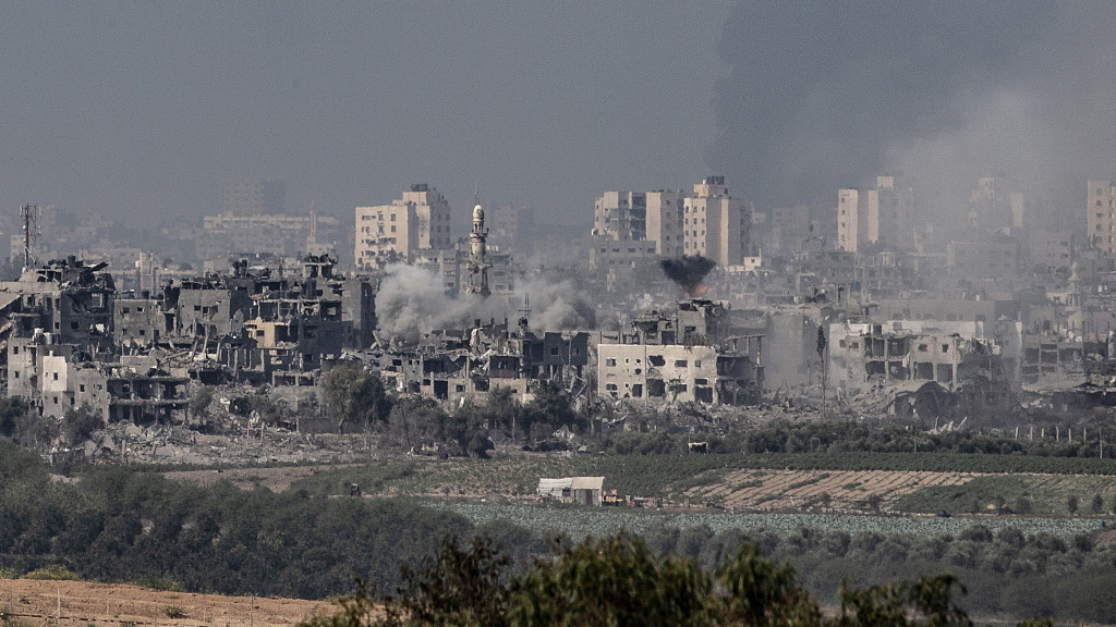 Smoke rises amid destroyed buildings in Gaza seen from Sderot, Israel, October 28, 2023. /CFP