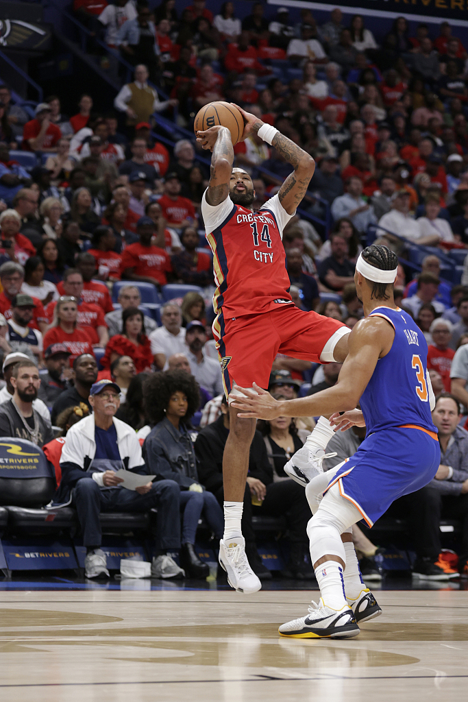 Brandon Ingram (#14) of the New Orleans Pelicans shoots in the game against the New York Knicks at Smoothie King Center in New Orleans, Louisiana, October 28, 2023. /CFP
