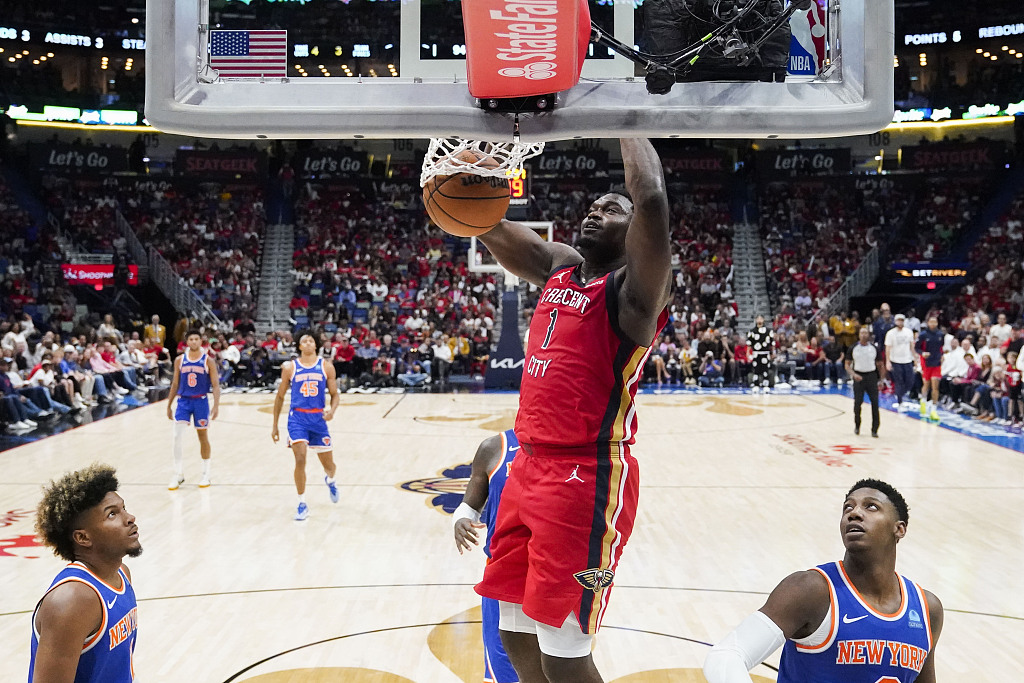 Zion Williamson (#1) of the New Orleans Pelicans dunks in the game against the New York Knicks at Smoothie King Center in New Orleans, Louisiana, October 28, 2023. /CFP