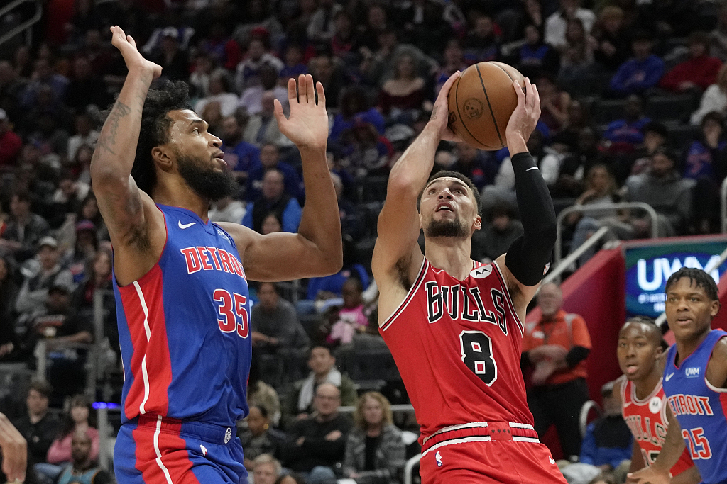 Zach LaVine (R) of the Chicago Bulls drives toward the rim in the game against the Detroit Pistons at Little Caesars Arena in Detroit, Michigan, October 28, 2023. /CFP