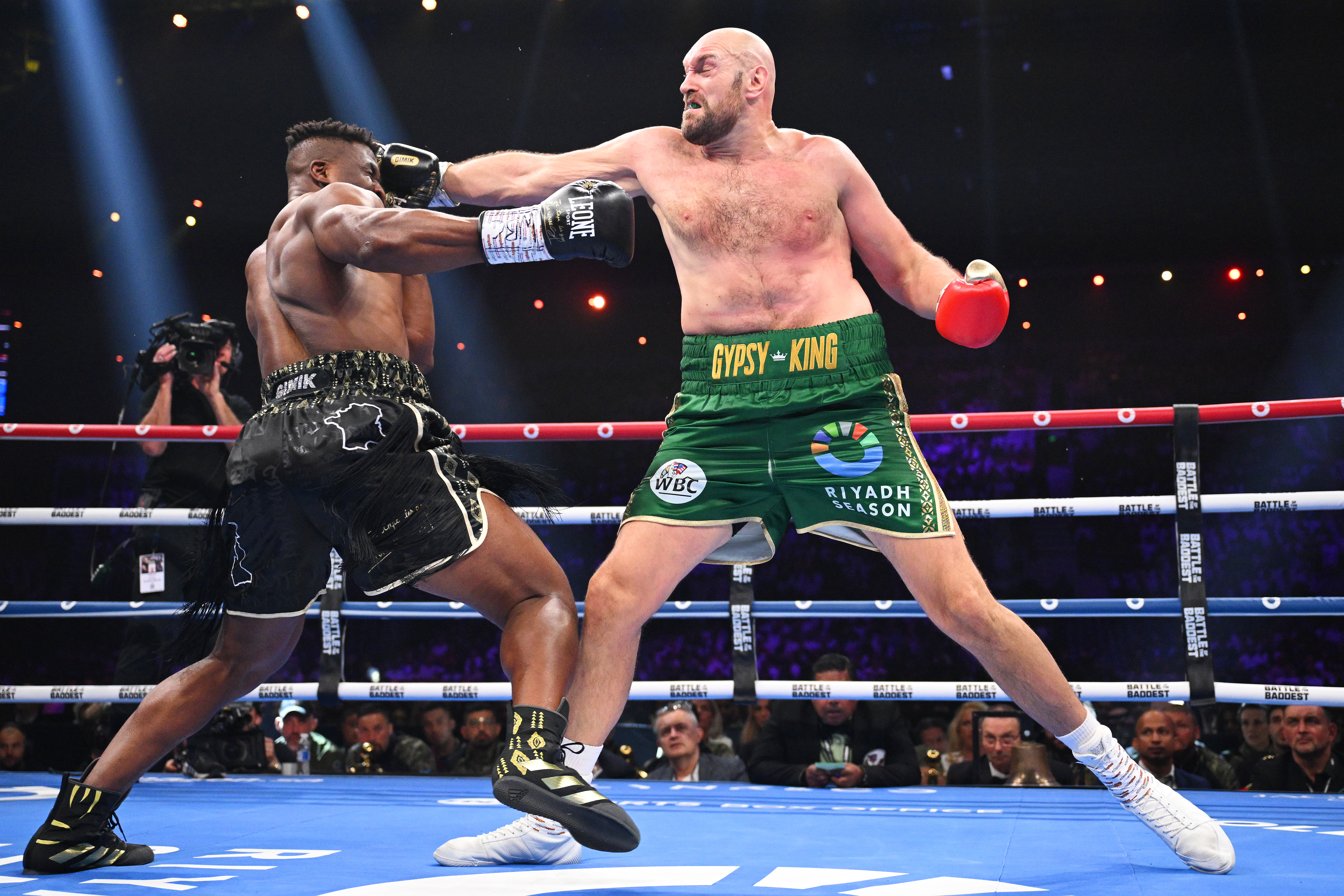 Tyson Fury (R) of Britain punches Cameroon-born Francis Ngannou of France in the heavyweight fight at Boulevard Hall in Riyadh, Saudi Arabia, October 28, 2023. /CFP